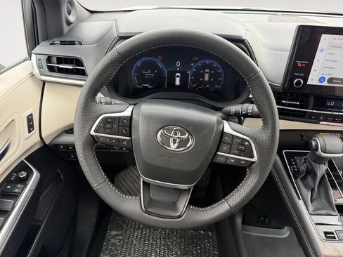Used 2026 Toyota Sienna Limited AWD/4WD image 12