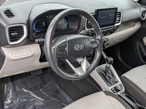 Used 2025 Hyundai Venue SEL FWD image 16