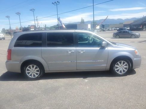 Used 2016 Chrysler Town & Country Touring FWD image 5