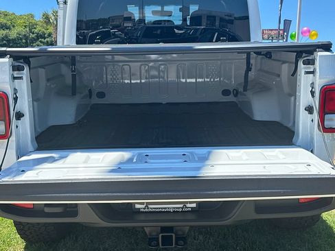 Used 2023 Jeep Gladiator Overland w/ Trailer Tow Package AWD/4WD image 18