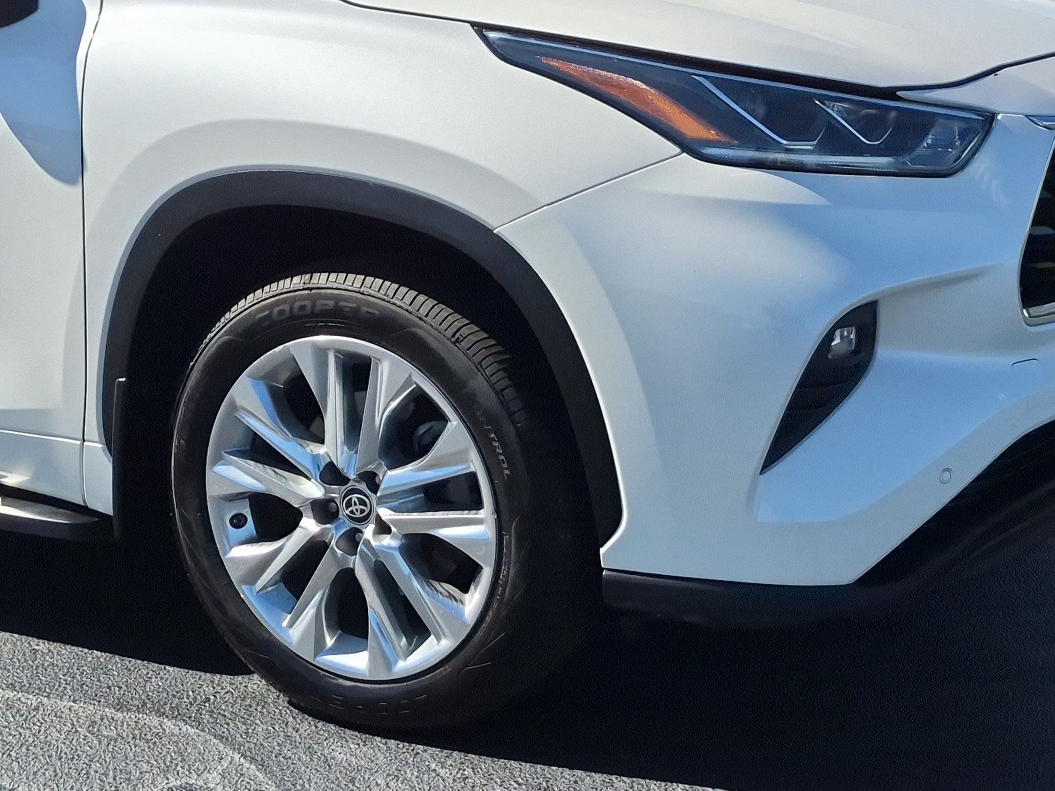 Used 2021 Toyota Highlander Limited FWD image 9