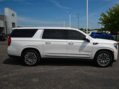 Used 2023 GMC Yukon XL Denali Ultimate AWD/4WD image 3