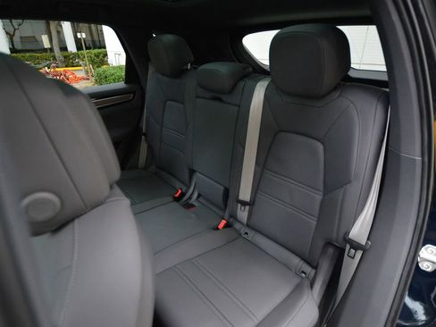 Used 2023 Porsche Cayenne Platinum Edition image 23