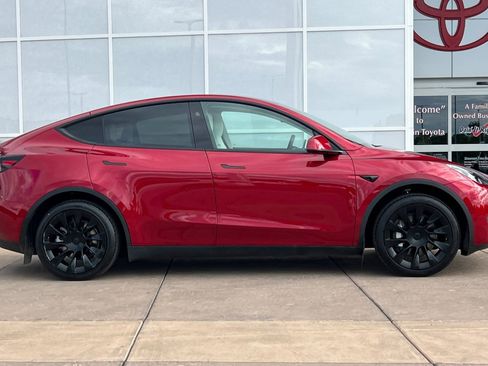 Used 2025 Tesla Model Y Long Range image 3