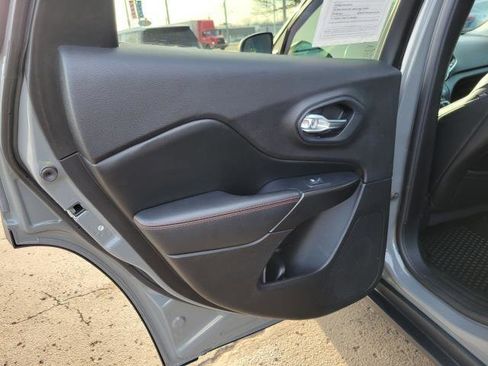 Used 2019 Jeep Cherokee Trailhawk image 22
