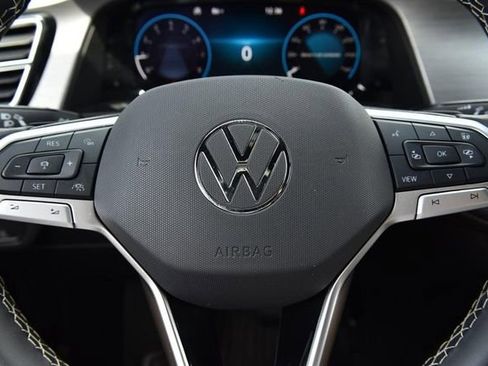 Used 2025 Volkswagen Atlas Cross Sport SE image 18