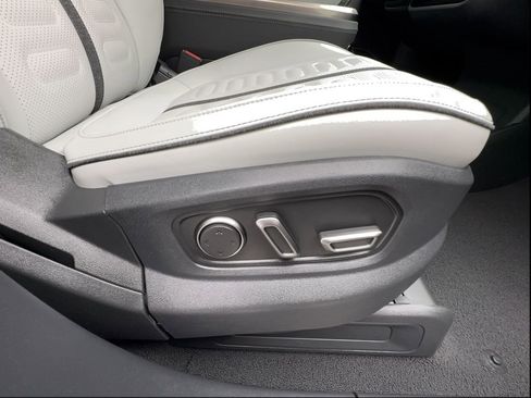 Used 2025 Rivian R1S Adventure AWD/4WD image 33