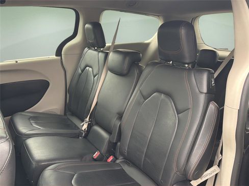 Used 2019 Chrysler Pacifica Touring-L FWD image 27