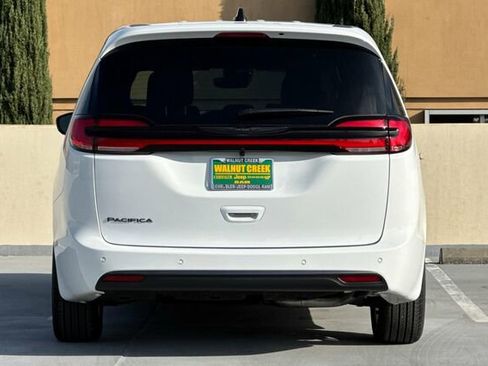 New 2026 Chrysler Pacifica Select image 5