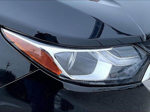 Used 2021 Chevrolet Equinox LS image 28