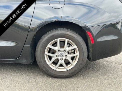 Used 2023 Chrysler Pacifica Touring-L FWD image 3