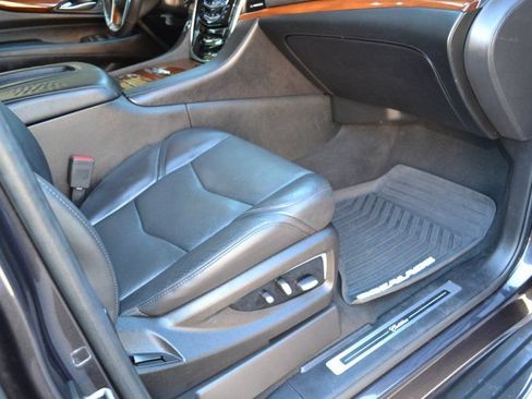 Used 2018 Cadillac Escalade Luxury AWD/4WD image 25