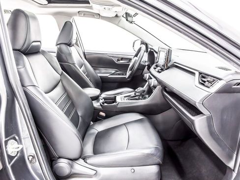 Used 2020 Toyota RAV4 XLE Premium image 31