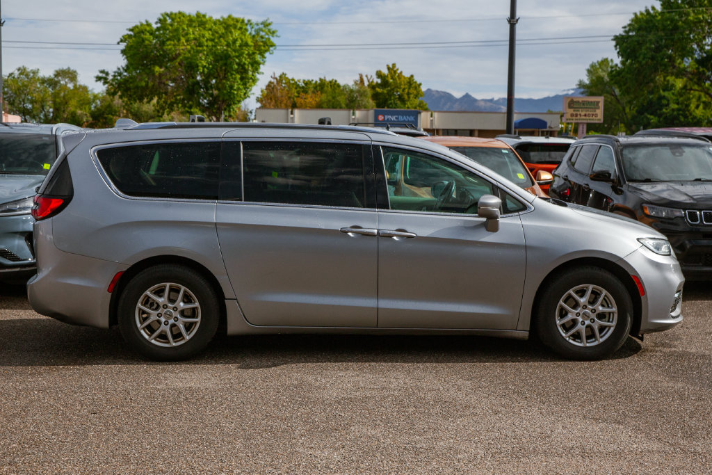 Used 2021 Chrysler Pacifica Touring-L FWD image 4