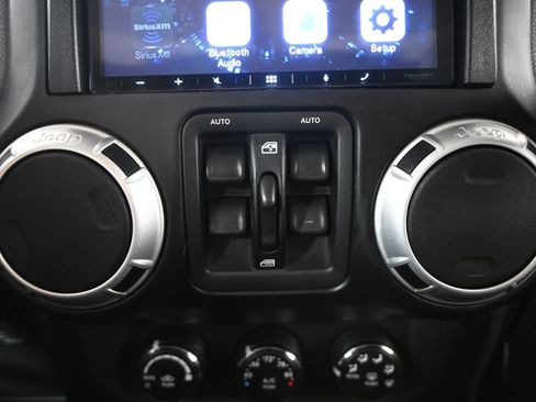 Used 2012 Jeep Wrangler Unlimited Rubicon w/ Connectivity Group AWD/4WD image 30