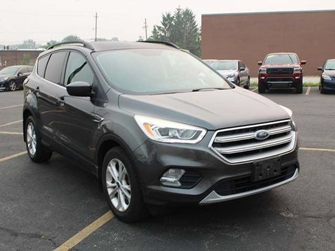 Used 2017 Ford Escape SE w/ Equipment Group 201A FWD image 4