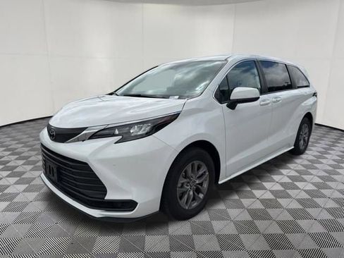 Used 2026 Toyota Sienna LE FWD image 14