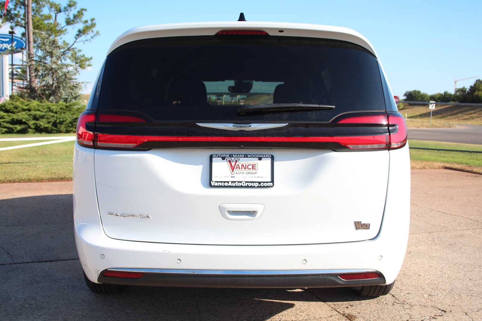 Used 2023 Chrysler Pacifica Touring FWD image 9