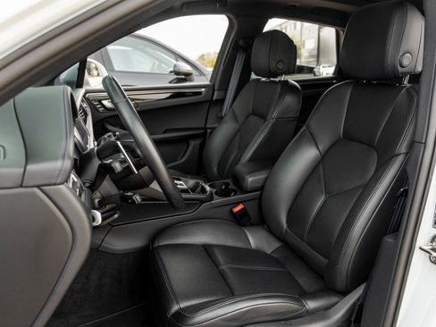 Certified 2024 Porsche Macan S image 5