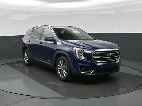 Used 2022 GMC Terrain SLT w/ Tech Package image 2