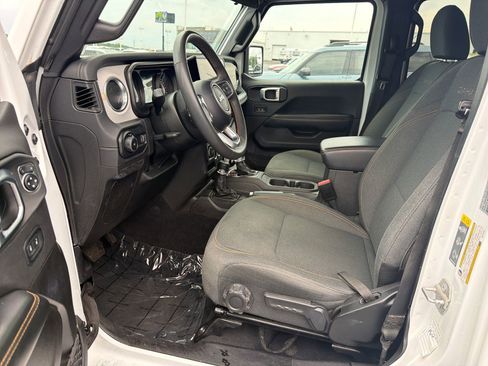 Used 2024 Jeep Wrangler Unlimited Sahara AWD/4WD image 12