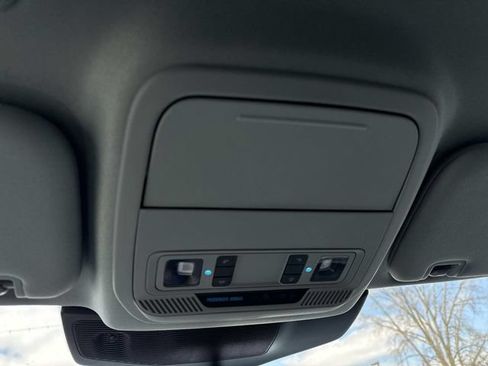 Used 2023 Ford Explorer XLT AWD/4WD image 30
