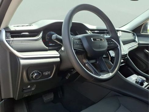 Used 2023 Jeep Grand Cherokee Laredo AWD/4WD image 13
