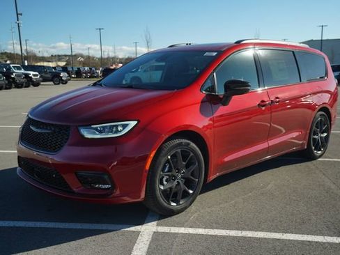 New 2026 Chrysler Pacifica Limited w/ Uconnect Theater Family Group image 3