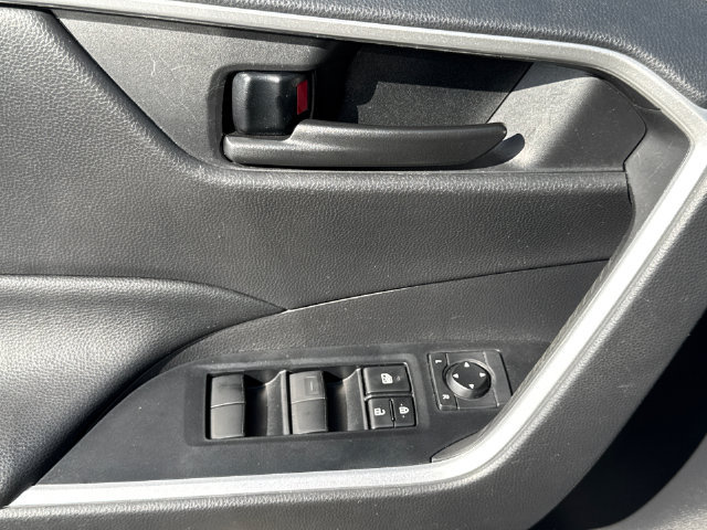 Certified 2021 Toyota RAV4 LE AWD/4WD image 29