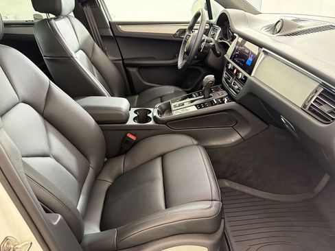 Certified 2026 Porsche Macan AWD/4WD image 33
