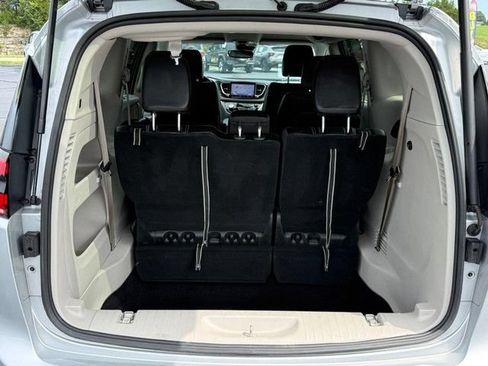 Used 2024 Chrysler Pacifica Touring-L FWD image 4