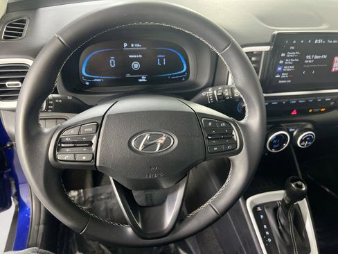 Used 2023 Hyundai Venue Limited image 11