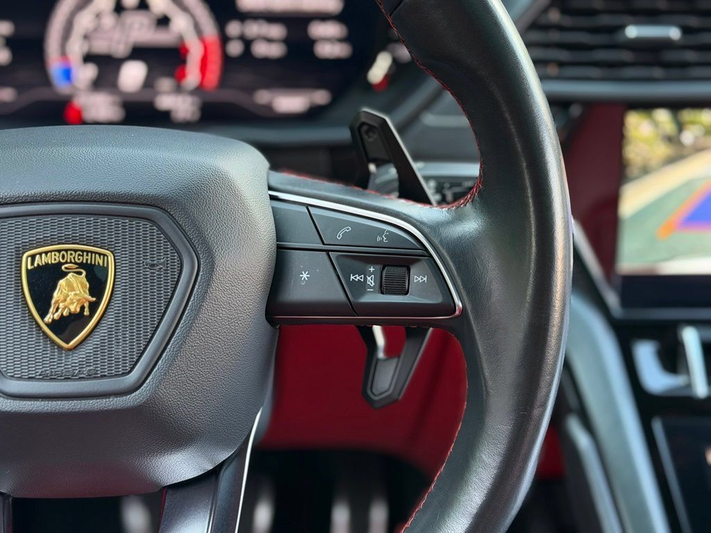 Used 2021 Lamborghini Urus AWD/4WD image 46