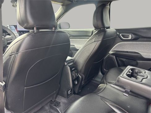Used 2024 Jeep Compass Latitude image 19
