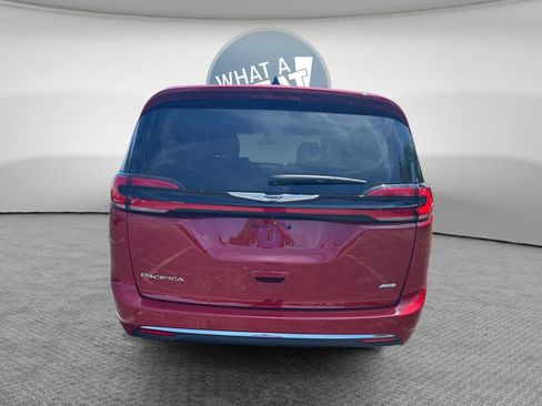 Certified 2025 Chrysler Pacifica Select AWD/4WD image 5