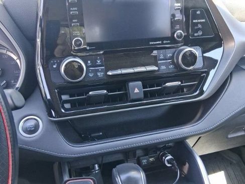 Used 2020 Toyota Highlander XLE AWD/4WD image 11