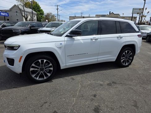 Used 2023 Jeep Grand Cherokee Overland AWD/4WD image 3