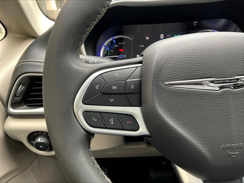 Used 2023 Chrysler Pacifica Touring-L FWD image 11