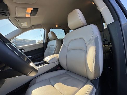 Certified 2025 Nissan Pathfinder SL image 17