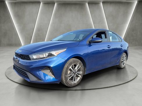 Used 2023 Kia Forte LXS w/ LXS Technology Package FWD image 3