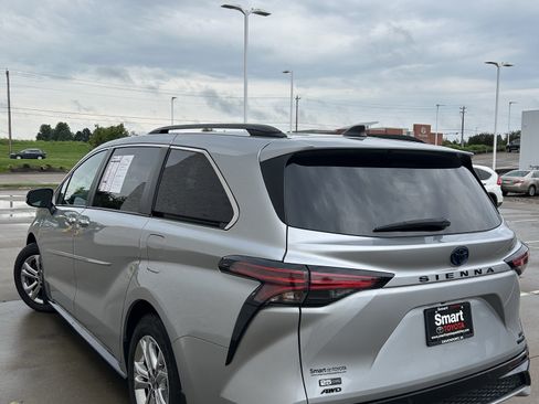 Used 2023 Toyota Sienna XSE AWD/4WD image 4