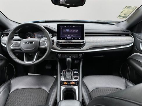 Used 2024 Jeep Compass Latitude image 17