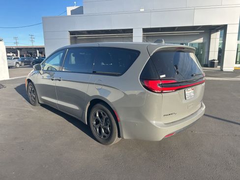 Used 2022 Chrysler Pacifica Limited w/ S Appearance Package image 4