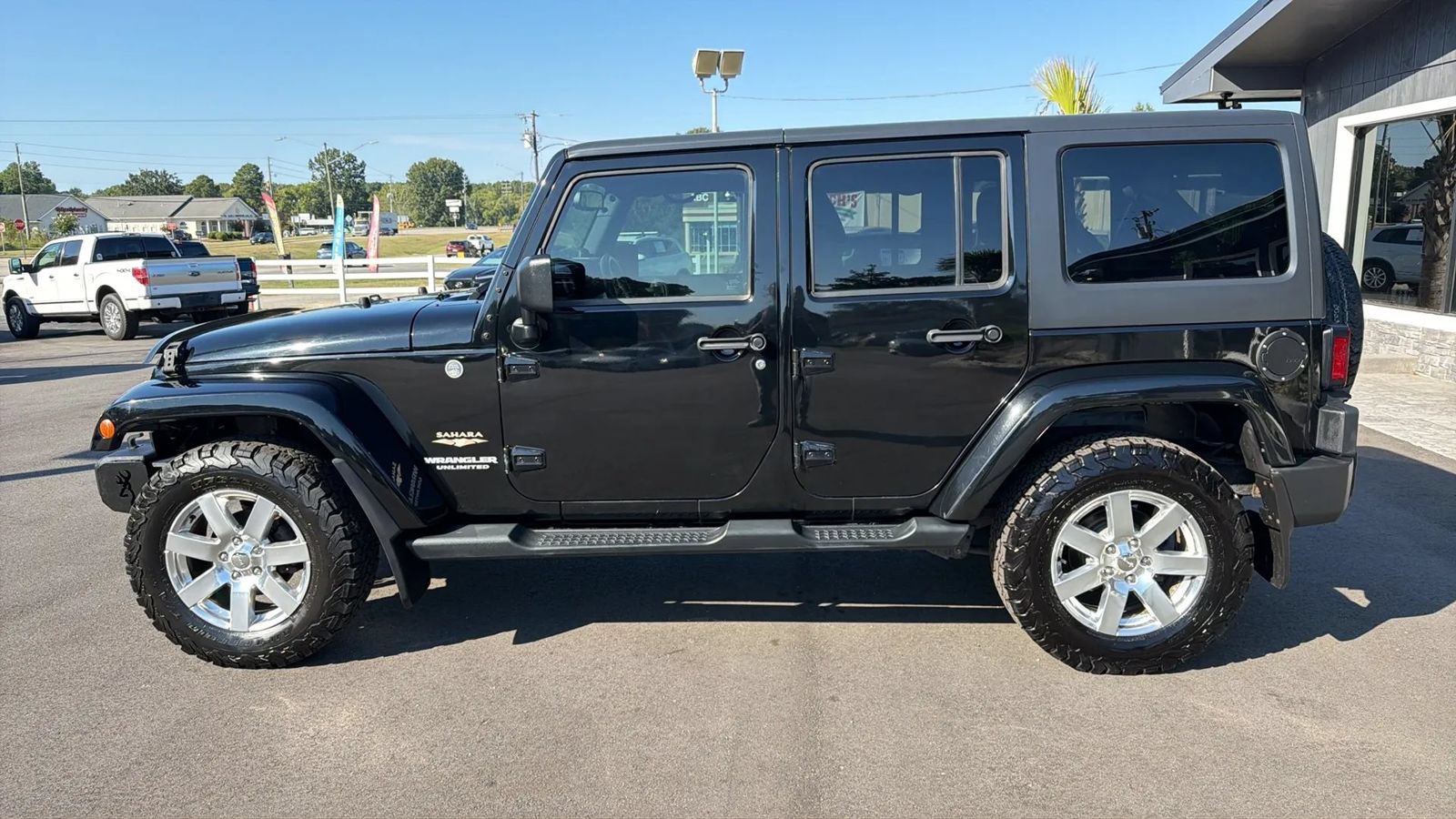 Used 2013 Jeep Wrangler Unlimited Sahara w/ Dual Top Group AWD/4WD image 8