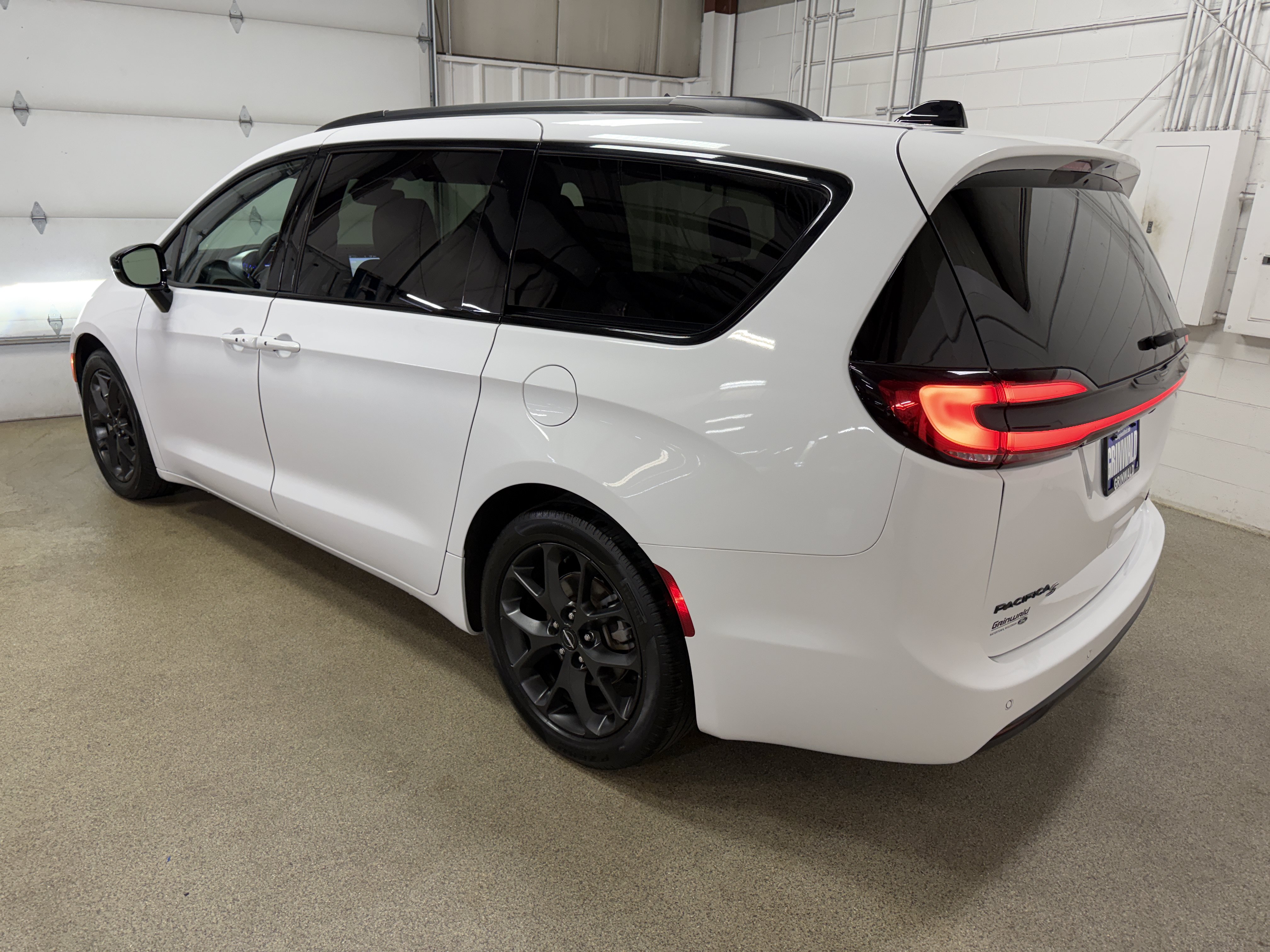 Used 2025 Chrysler Pacifica Limited FWD image 10