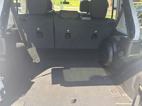 Used 2023 Jeep Wrangler Unlimited w/ Sun & Screen Package AWD/4WD image 5