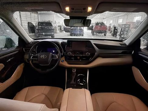 Used 2020 Toyota Highlander XLE AWD/4WD image 10