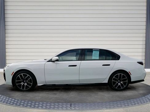 Used 2023 BMW i7 xDrive60 w/ Executive Package 2 AWD/4WD image 3