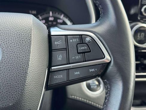 Used 2021 Toyota Highlander XLE image 23