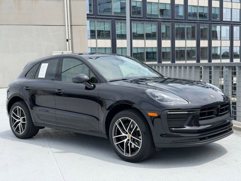 Used 2023 Porsche Macan AWD/4WD image 9